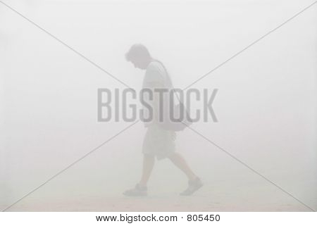 Uomo a piedi in una nebbia