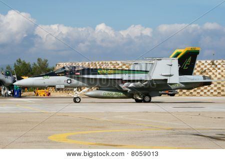 แตนซูเปอร์ F-18