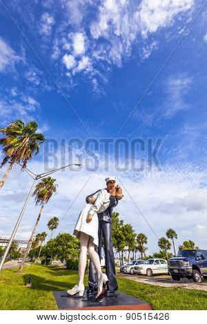 Statue Unconditional Surrender By Seward Johnson