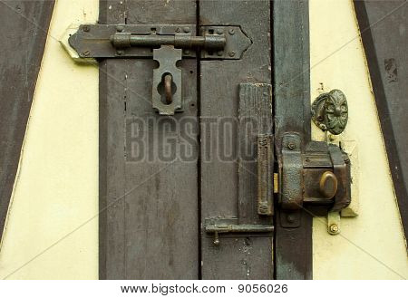 Régi stílusú, fából készült ajtó dupla zárral