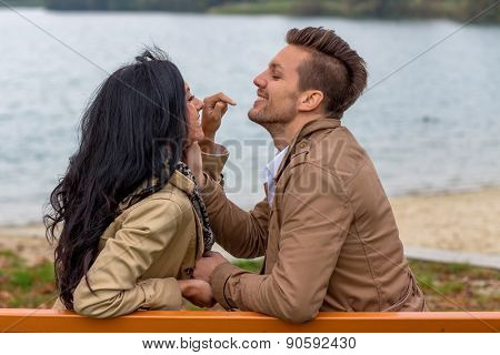 a young, verl liebtes couple sitting on a park bench