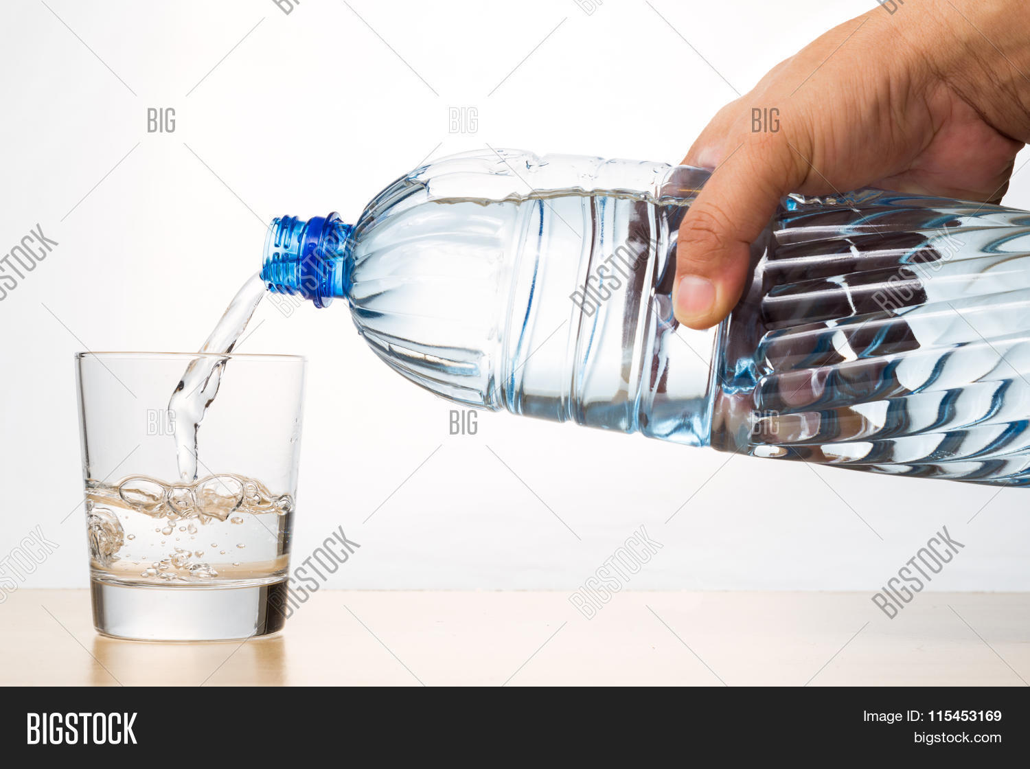 большие бутыли для воды. кувшин для воды. наливает воду. стакан воды. фильтр для воды кувшин.