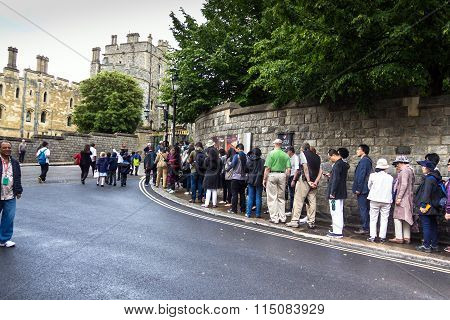 Unidentified Visitors Queuing In Front Of The  Windsor Castle. Uk