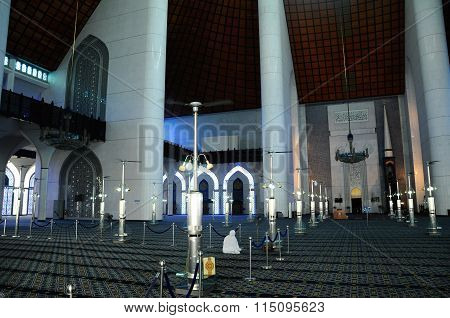 Interior of Sultan Salahuddin Abdul Aziz Shah Mosque