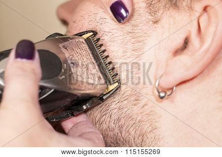 Hairdresser, shaving beard