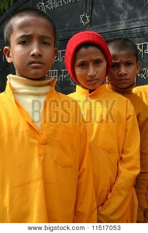 Allegri studenti presso Devghat, Nepal.