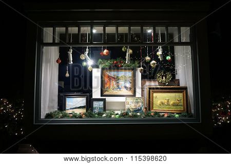 Tvedten Fine Art Gallery at Night