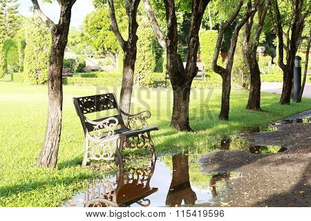 Bench_in_the_Park