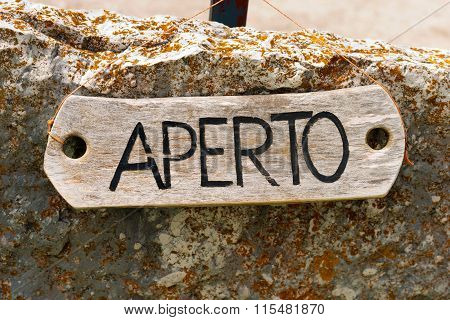 Aperto - Open Sign In Italian Language