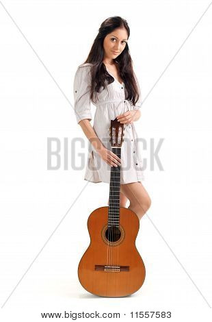 Unge smukke Brunette pige i hvid Chemise med Akustisk Guitar