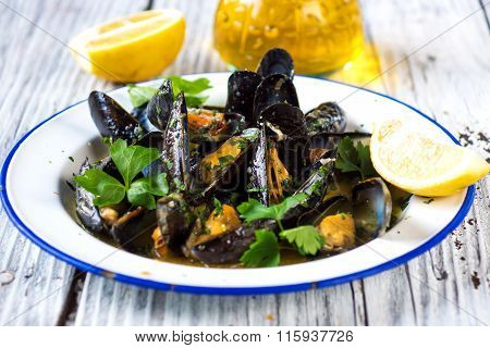 Steamed mussels in wine sauce