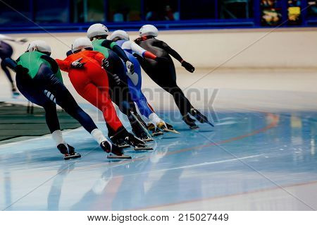 back women skaters compete mass start in speed skating