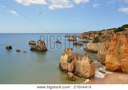 Pláž mezi skalami v Algarve, Portugalsko