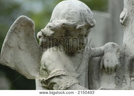 Estátua de anjo feminino no cemitério