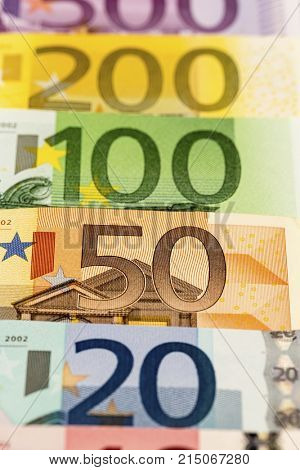 many different euro bills