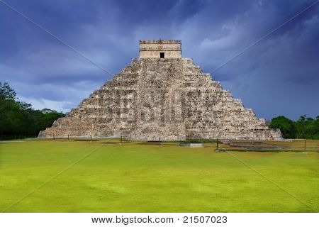 ชีเชนอิตซา el Castillo Kukulcan วัด Mayan มีเมฆมากฟ้าสเปนเม็กซิโก