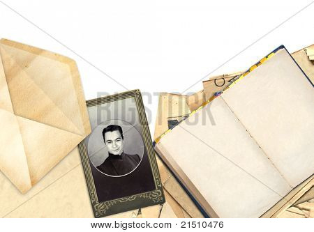Quadro com antigo livro e foto. Objetos isolados sobre o branco