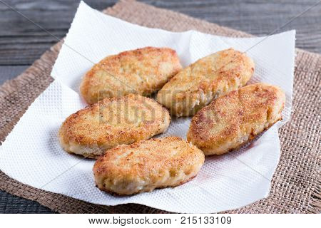 Cutlets is cooling on a paper towel