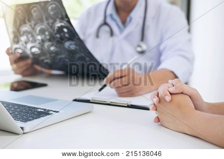 Professor Doctor report and recommend a method with patient treatment results on brain x-ray film About the problem of the patient.