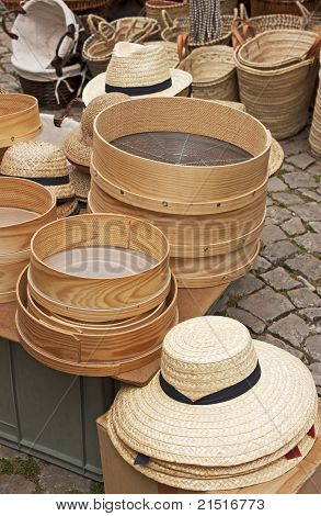 Cesti e cappelli di paglia