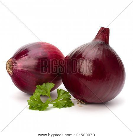 Roter Zwiebel-Knolle und frische Petersilie isolated on white background