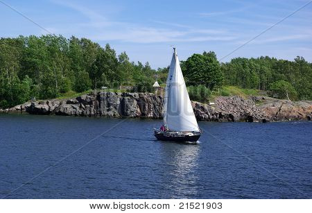 Sejler forbi Suomenlinna