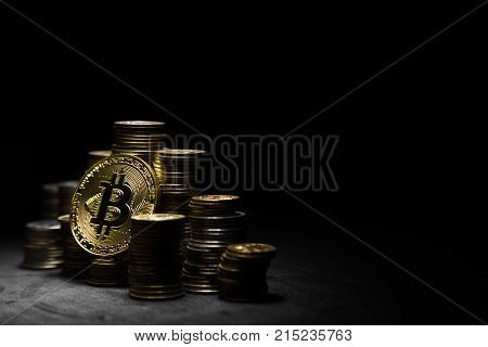 Photo Golden Bitcoins new virtual money on black background