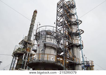 Installation for processing oil with columns and pipes. Refinery.