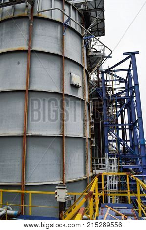 Large capacity for the petrochemical industry. Oil refinery.
