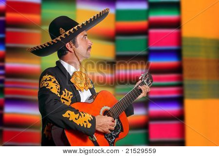Uomo di profilo Charro Mariachi suonare la chitarra con sfondo sfocato serape