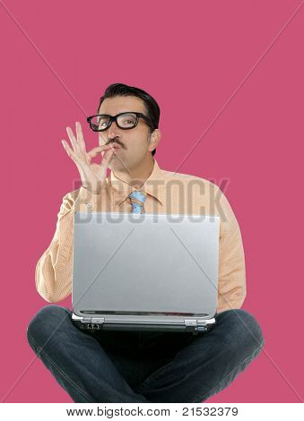 uomo nerd sedersi con computer portatile facendo ok gesto positivo