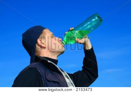 Yong Mann eine Wasser trinken