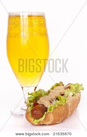 Vaso de cerveza y perrito caliente