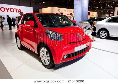 มอสโก รัสเซีย - 25 สิงหาคม: รถแดง Tayota Iq ที่มอสโก Interauto นิทรรศการนานาบน Augus