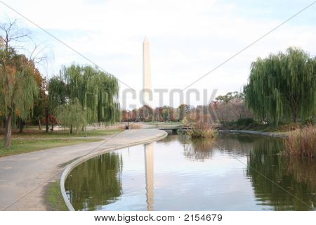 Washington Monument travers reflétant l'étang