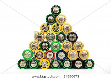 AA batterier i en Pyramide, isoleret