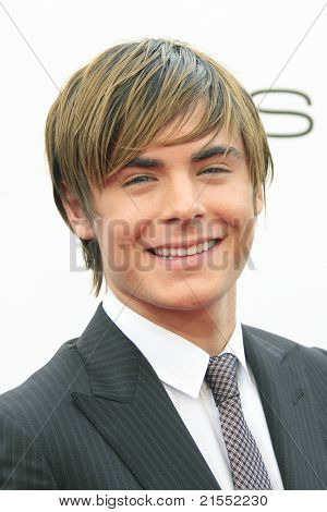 ลอสแองเจลิส - 10 jul: Zac Efron ที่โรงของ 