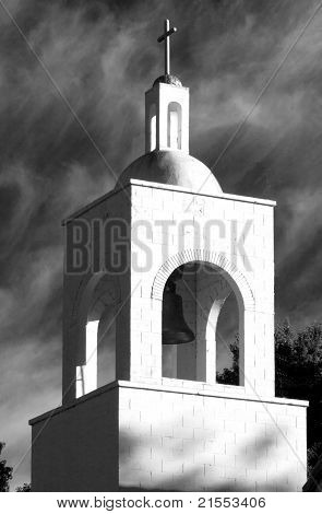 Torre campanaria Chiesa in bianco e nero
