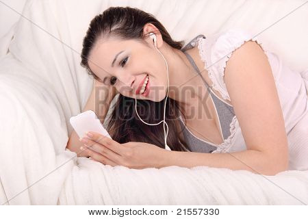 belle fille, écouter de la musique