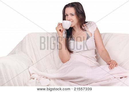 Belle fille mangé le petit déjeuner au lit