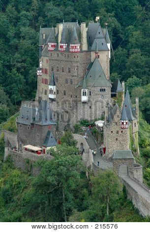 Burg Eltz ปราสาทประวัติศาสตร์ตั้งอยู่บนแม่น้ำ Elz ในเยอรมนี