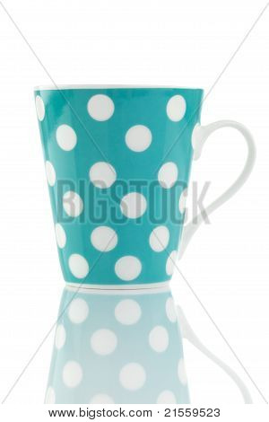 Mug สีน้ำเงินลายจุดแยกต่างหากบนพื้นสีขาว