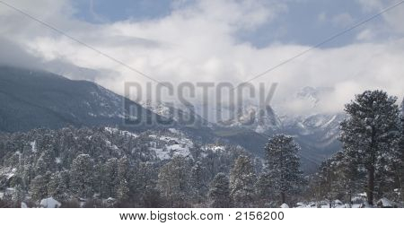 Tempesta di inverno nelle montagne rocciose