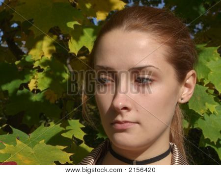 ein Mädchen ist im Herbst in einem park