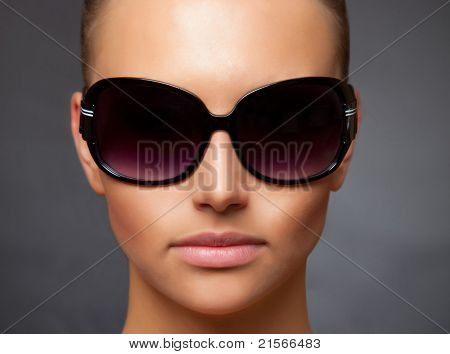 Close-Up elegante imagem de menina vestindo óculos de sol