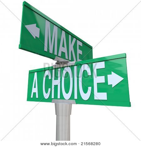 Un signo calle de dos vía verde hacia las palabras hace una elección, que ilustran la necesidad de decidir la apuesta