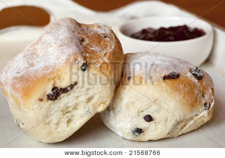 แซนด์วิชผลไม้ scones กับชามของแยมสตรอเบอร์รี่  ความลึกตื้นของเขตข้อมูล