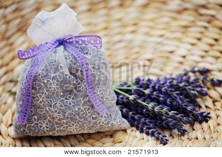 sacchetto pot-pourri con fiori di lavanda freschi