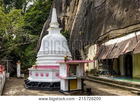 Mulkirigala Raja Maha Vihara is an ancient Buddhist cave temple in Sri Lanka