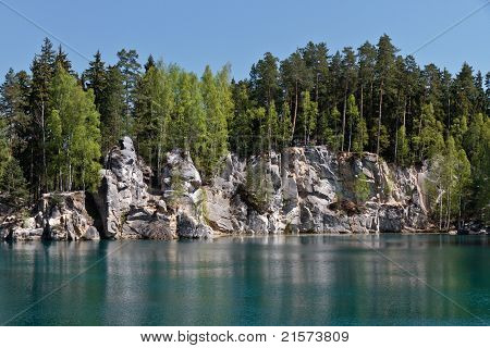 Lago de rocha com floresta